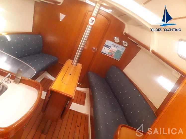 Oceanis 323 - Yacht Charter Sailica