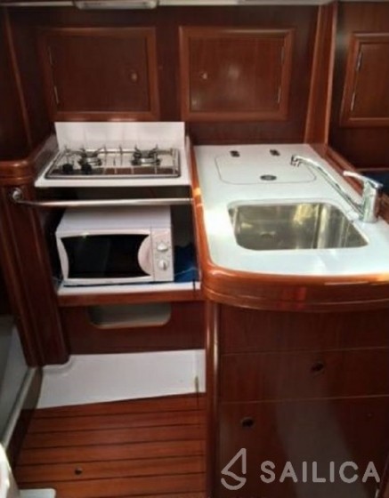 Oceanis 323 - Yacht Charter Sailica