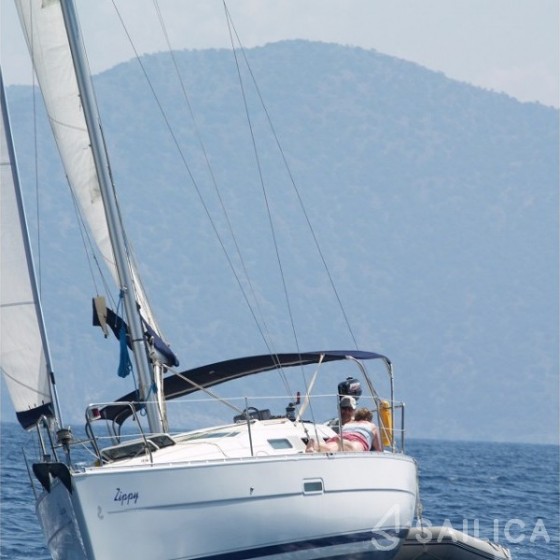 Oceanis 323 - Yacht Charter Sailica