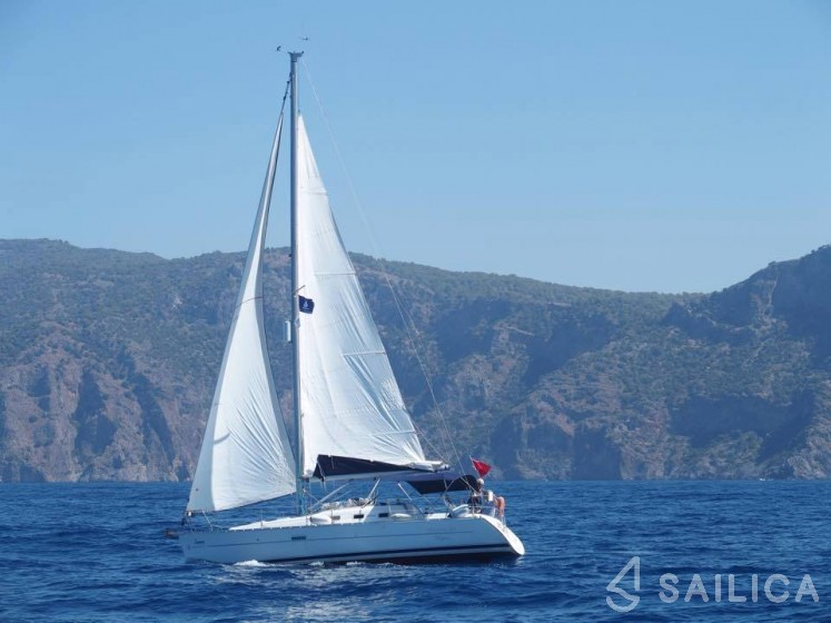 Oceanis 323 - Yacht Charter Sailica