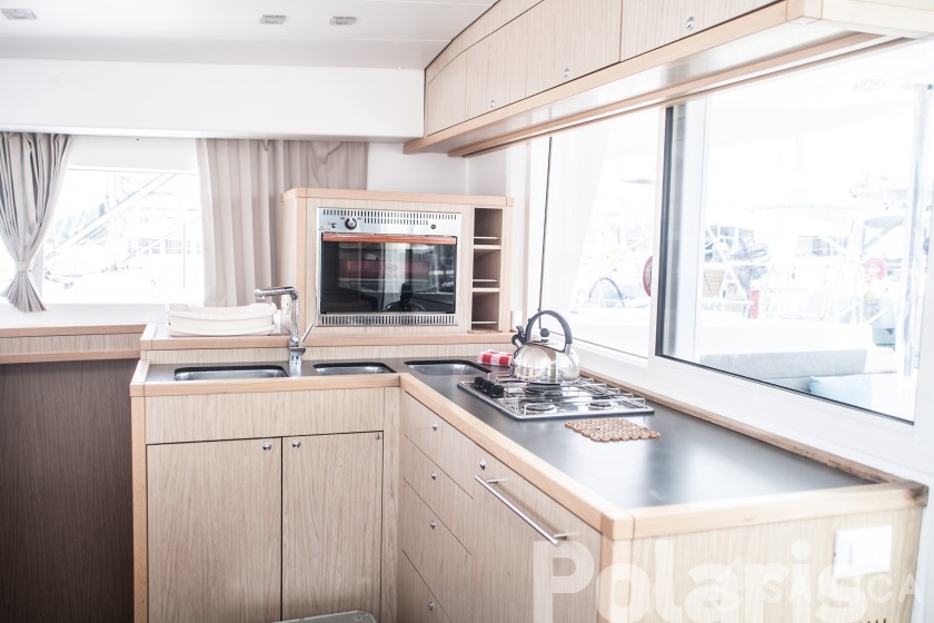Lagoon 400 S2 - Yacht Charter Sailica