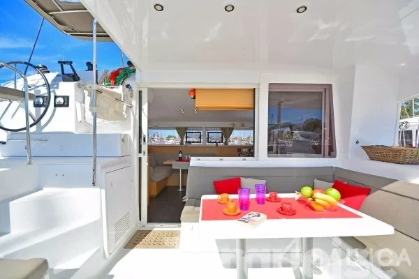 Lagoon 400 S2 - Yacht Charter Sailica