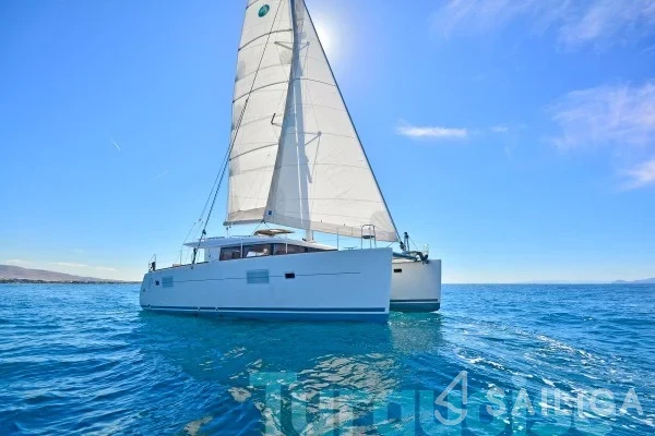 Lagoon 400 S2 - Yacht Charter Sailica