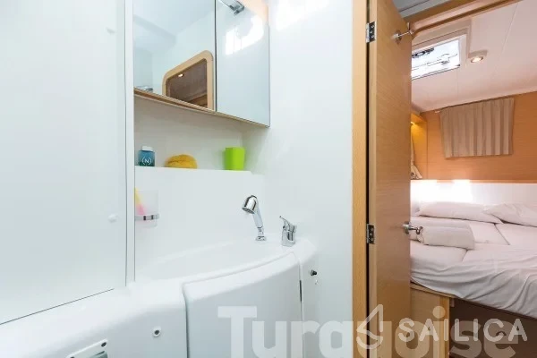 Lagoon 400 S2 - Yacht Charter Sailica