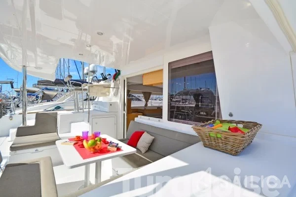 Lagoon 400 S2 - Yacht Charter Sailica