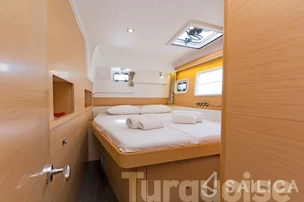 Lagoon 400 S2 - Yacht Charter Sailica