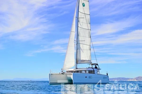 Lagoon 400 S2 - Yacht Charter Sailica