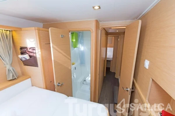 Lagoon 400 S2 - Yacht Charter Sailica