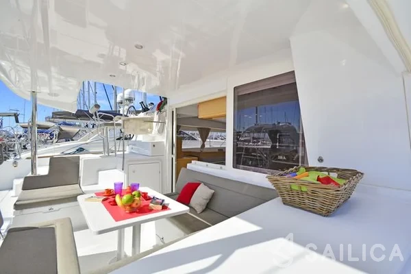 Lagoon 400 S2 - Yacht Charter Sailica