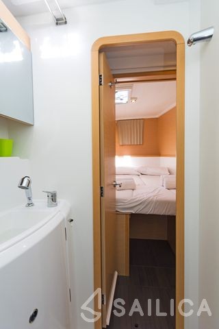 Lagoon 400 S2 - Yacht Charter Sailica