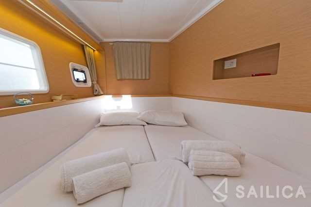 Lagoon 400 S2 - Yacht Charter Sailica