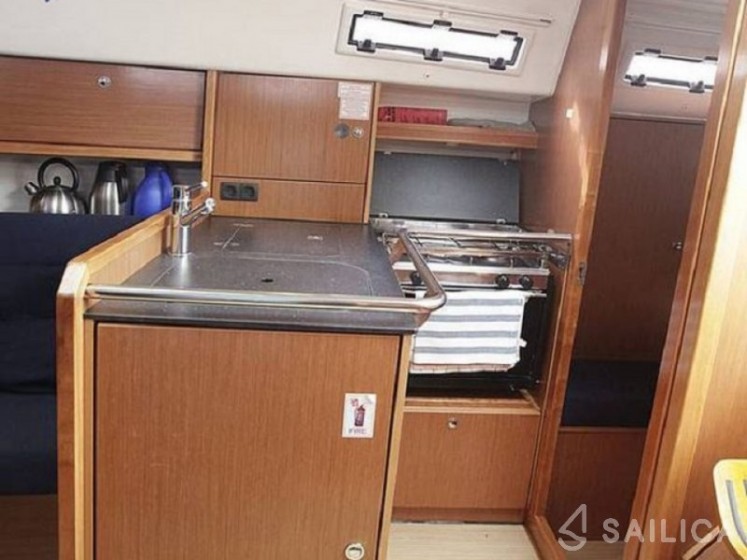 Oceanis 343 - Yacht Charter Sailica