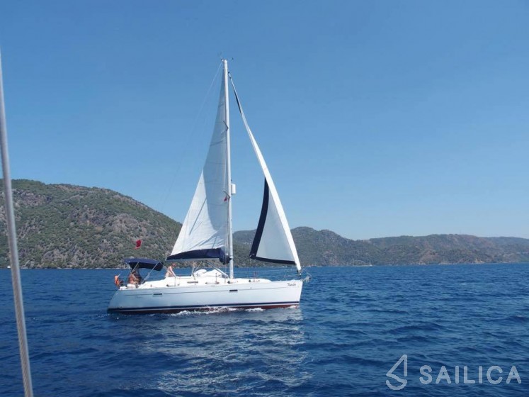 Oceanis 343 - Yacht Charter Sailica