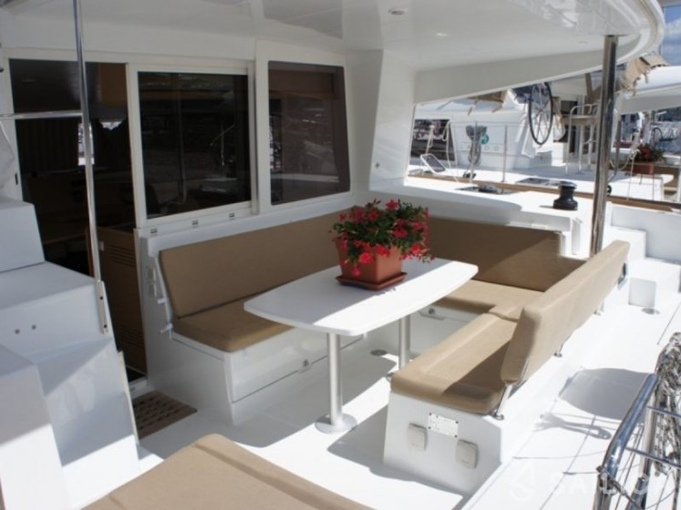 Lagoon 400 - Yacht Charter Sailica