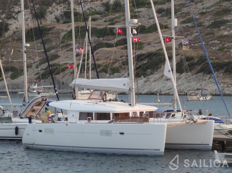 Lagoon 400 - Yacht Charter Sailica