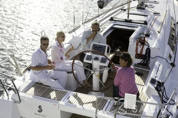 Oceanis 34 - Yacht Charter Sailica