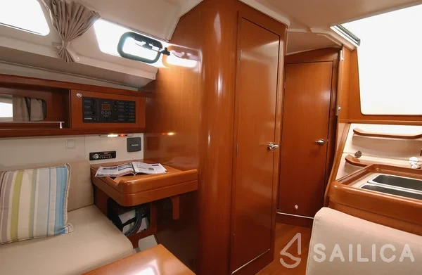 Oceanis 34 - Yacht Charter Sailica