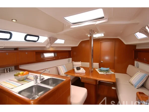 Oceanis 34 - Yacht Charter Sailica
