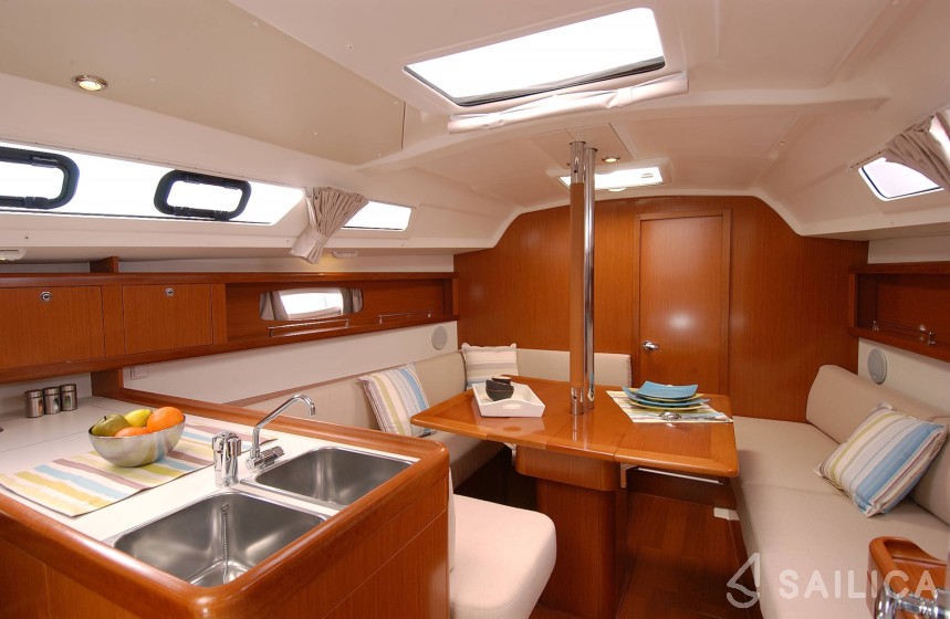 Oceanis 34 - Yacht Charter Sailica