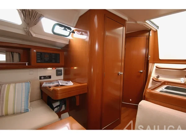 Oceanis 34 - Yacht Charter Sailica