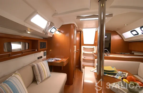 Oceanis 34 - Yacht Charter Sailica