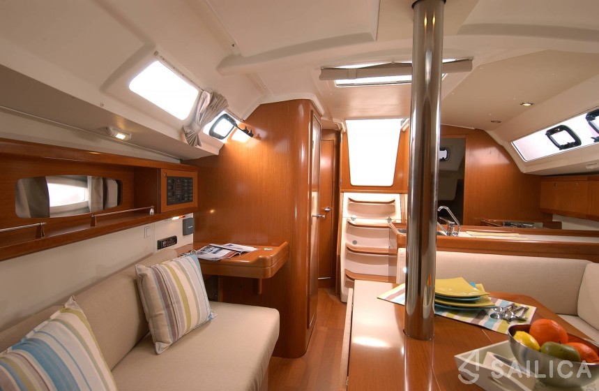Oceanis 34 - Yacht Charter Sailica