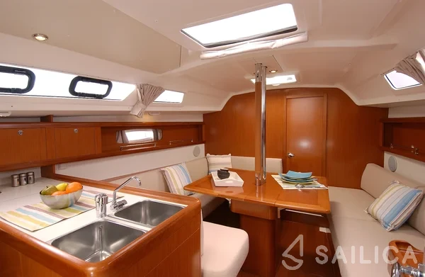 Oceanis 34 - Yacht Charter Sailica
