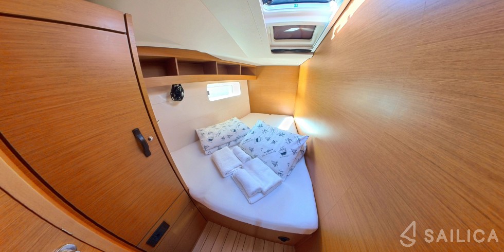 Jeanneau 54 - Yacht Charter Sailica