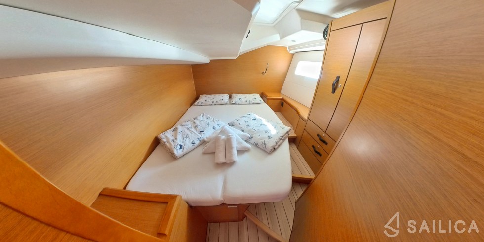 Jeanneau 54 - Yacht Charter Sailica