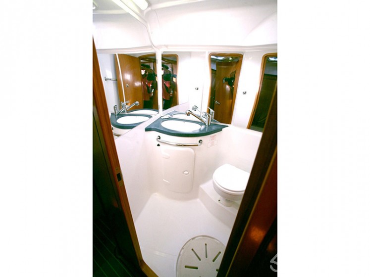 Bavaria 42 Cruiser - Yacht Charter Sailica