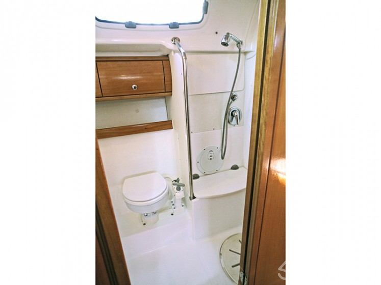 Bavaria 42 Cruiser - Yacht Charter Sailica