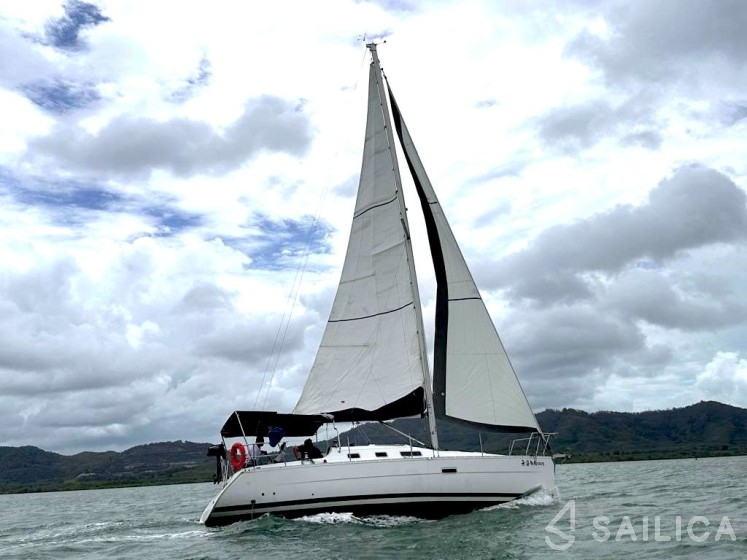 Oceanis 323 Clipper - Yacht Charter Sailica