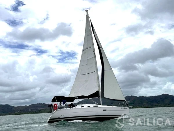 Oceanis 323 Clipper - Yacht Charter Sailica