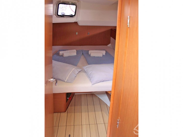 Jeanneau 53 - Yacht Charter Sailica