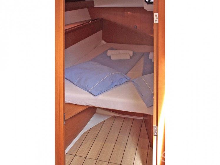Jeanneau 53 - Yacht Charter Sailica