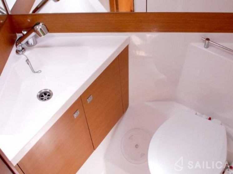 Jeanneau 53 - Yacht Charter Sailica