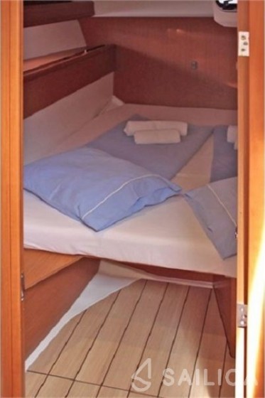 Jeanneau 53 - Yacht Charter Sailica