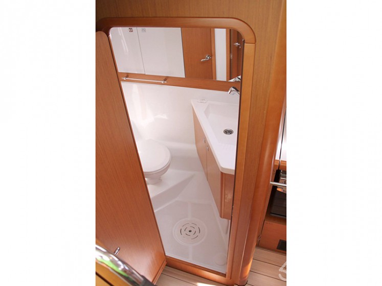 Jeanneau 53 - Yacht Charter Sailica