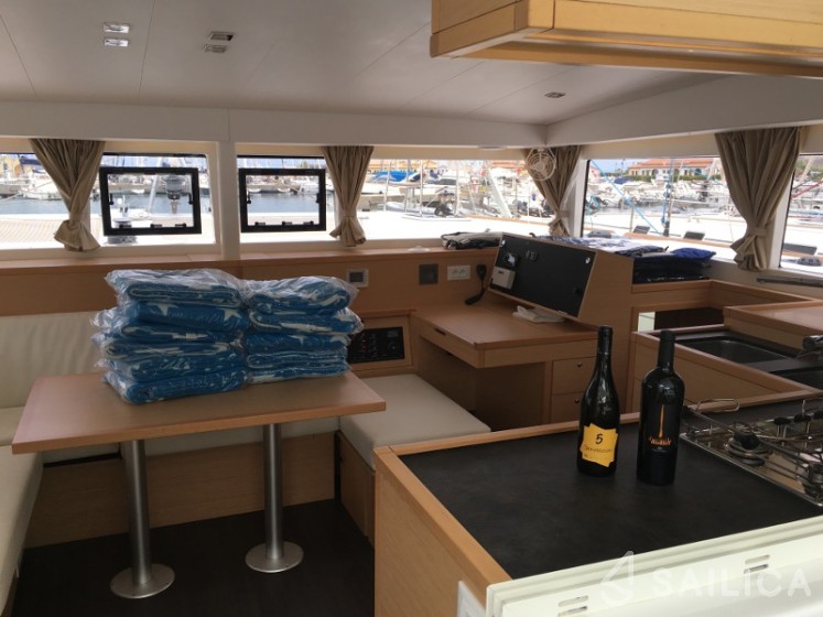 Lagoon 400 S2 - Yacht Charter Sailica