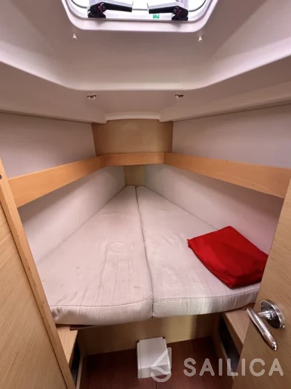 First 30 - Yacht Charter Sailica