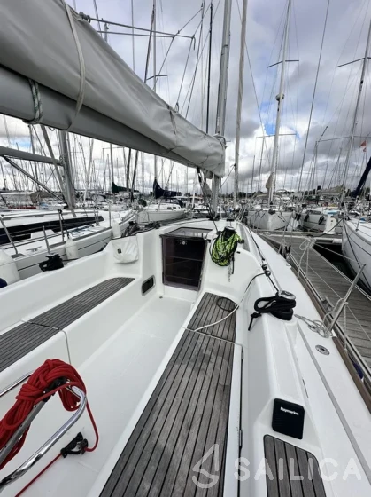 First 30 - Yacht Charter Sailica