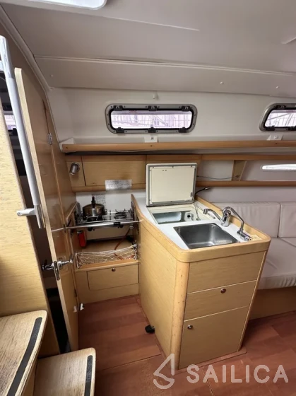 First 30 - Yacht Charter Sailica
