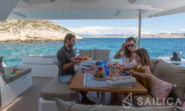 Astréa 42 - Yacht Charter Sailica