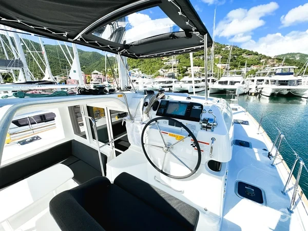 Lagoon 40 - Yacht Charter Sailica