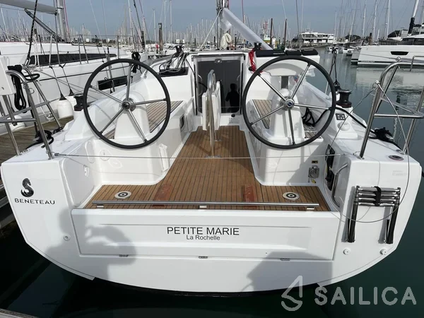 Oceanis 30.1 - Yacht Charter Sailica