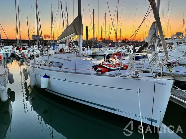 Oceanis 34 - Yacht Charter Sailica