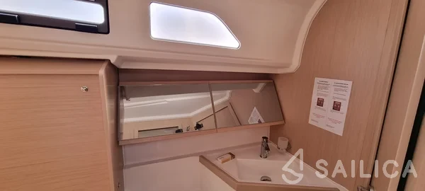 Oceanis 40.1 - Yacht Charter Sailica