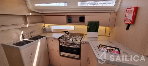 Oceanis 40.1 - Yacht Charter Sailica