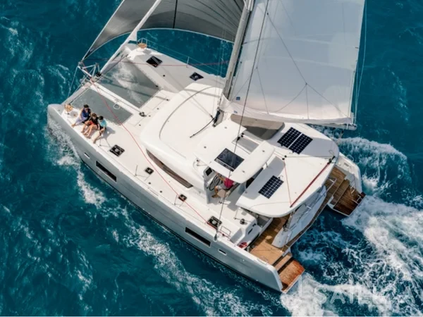 Lagoon 42 - Yacht Charter Sailica