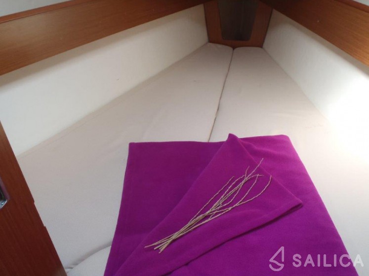 Sun Odyssey 32i - Yacht Charter Sailica